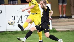 Launsdorfs Lukas Pietsch (li.) im Duell mit Hubert Kothmaier