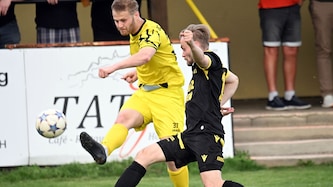 Launsdorfs Lukas Pietsch (li.) im Duell mit Hubert Kothmaier