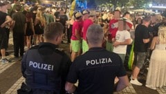 Grenzüberschreitender Einsatz Seite an Seite im Party-Epizentrum