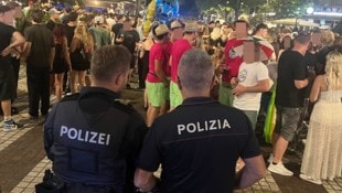 Grenzüberschreitender Einsatz Seite an Seite im Party-Epizentrum