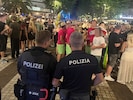 Grenzüberschreitender Einsatz Seite an Seite im Party-Epizentrum