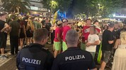 Grenzüberschreitender Einsatz Seite an Seite im Party-Epizentrum