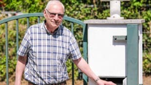 Der pensionierte Jurist Ludwig T. (78) vor seinem Briefkasten in Linz-Urfahr