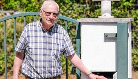 Der pensionierte Jurist Ludwig T. (78) vor seinem Briefkasten in Linz-Urfahr