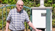 Der pensionierte Jurist Ludwig T. (78) vor seinem Briefkasten in Linz-Urfahr