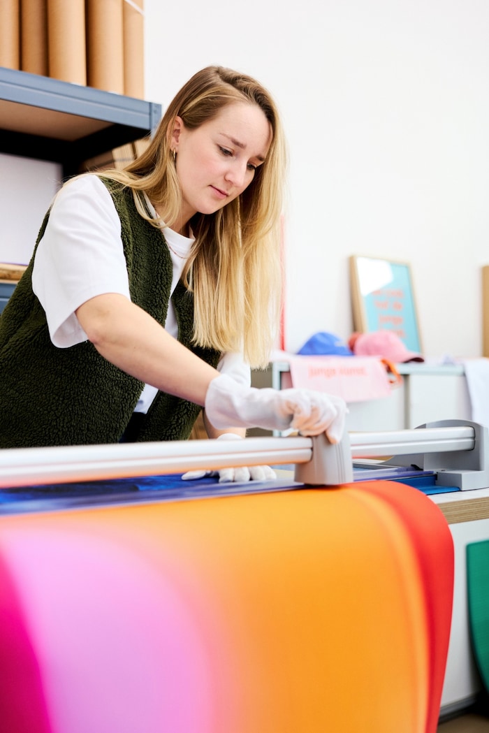 Händisch werden die „faaya“- Kunstdrucke zuerst zu- geschnitten und dann für Kunden verpackt.