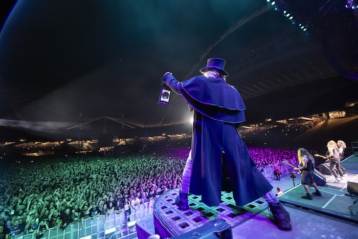 Der Nachtwärter bei „Fear Of The Dark“: Frontmann Bruce Dickinson bekommt viel Raum für ...