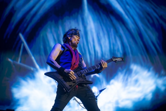 Gitarrist Adrian Smith in juveniler Hochform und vor einem beeindruckenden grafischen ...