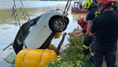 Der Kleinwagen wurde von der Feuerwehr geborgen.