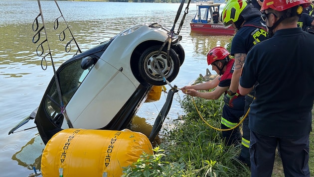 Der Kleinwagen wurde von der Feuerwehr geborgen.