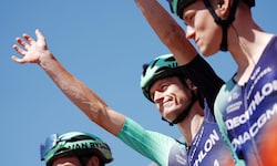 Felix Gall zeigt bei der Giro d‘Italia auf.