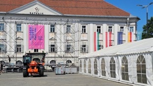 Der Aufbau für das Public Viewing hat schon begonnen.