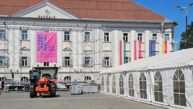 Der Aufbau für das Public Viewing hat schon begonnen.