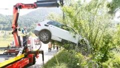 Das Fahrzeug geriet über eine Böschung und wurde dabei erheblich beschädigt.