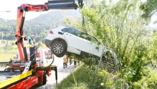 Das Fahrzeug geriet über eine Böschung und wurde dabei erheblich beschädigt.