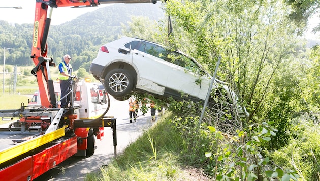 Das Fahrzeug geriet über eine Böschung und wurde dabei erheblich beschädigt.