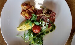 Seit einiger Zeit bietet die Cucina Fabbrica abends Menü à la carte. „Piefke &amp; Fatso“ ...