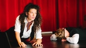 Claudia Kottal und Augustin Groz bestreiten die Tour durch die Bezirke zu zweit als Schauspieler ...