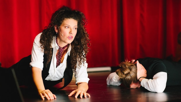 Claudia Kottal und Augustin Groz bestreiten die Tour durch die Bezirke zu zweit als Schauspieler ...