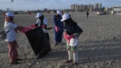 Studierende beim Sammeln von Müll an einem Strand in Pakistan
