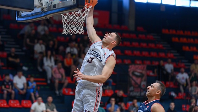 NBA-Spieler Nikola Jovic ging beim Legendenspiel auf Korbjagd