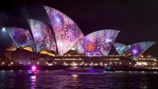 Aufnahme von der Eröffnungsnacht des Vivid Festivals im Hafen von Sydney
