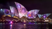 Aufnahme von der Eröffnungsnacht des Vivid Festivals im Hafen von Sydney