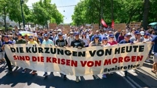 Seit Mittag gehen Studierende, Lehrende und Uni-Mitarbeiter in Wien gemeinsam gegen die ...
