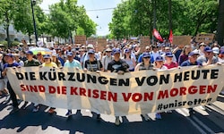 Am Mittwoch gingen Studierende, Lehrende und Uni-Mitarbeiter in Wien gemeinsam gegen die ...