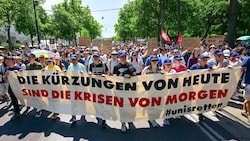 Am Mittwoch gingen Studierende, Lehrende und Uni-Mitarbeiter in Wien gemeinsam gegen die ...
