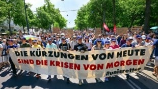Seit 13 Uhr gehen Studierende, Lehrende und Uni-Mitarbeiter in Wien gemeinsam gegen die ...