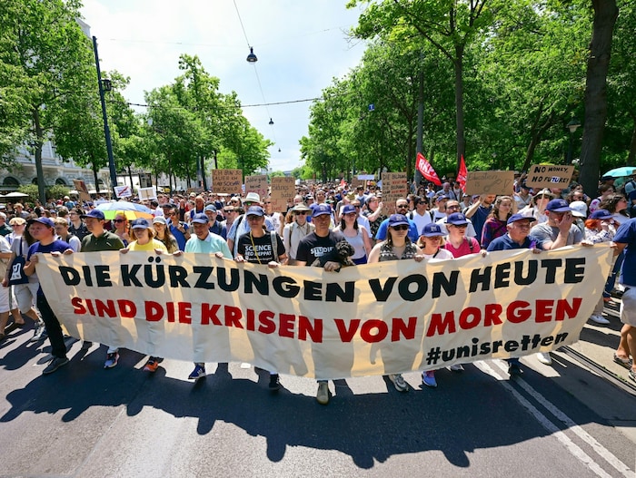 Seit Mittag gehen Studierende, Lehrende und Uni-Mitarbeiter in Wien gemeinsam gegen die ...