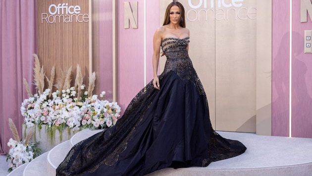 Jennifer Lopez war in diesem Vintage-Kleid von Versace eindeutig DER Hingucker bei der Premiere ...