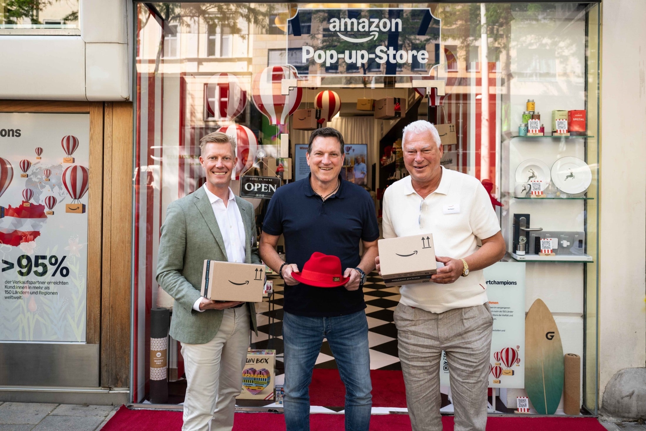 Yorck von Mirbach (Amazon Österreich Chef) mit den Fussball Legenden Toni Polster und Andi ...