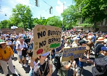 Studenten und Rektoren machten ihrem Ärger über die möglichen Einsparungen von Ministerin ...