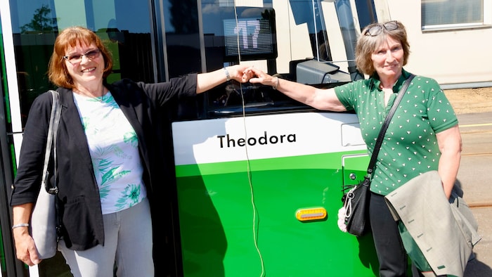 Die ersten Grazer Straßenbahnfahrerinnen Ingeborg Steiner (links) und Theodora Acham.