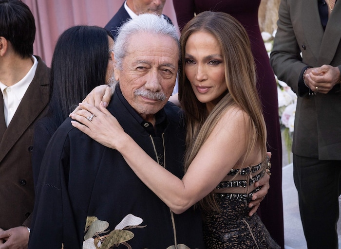 Süß: Jennifer Lopez kuschelte mit ihrem Filmpapa Edward James Olmos.