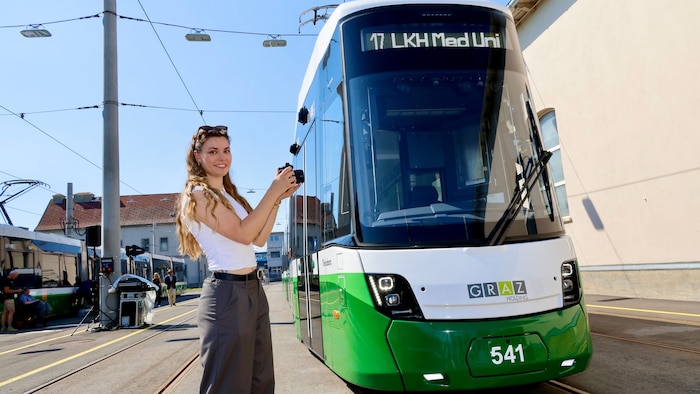 Alle Blicken waren am Mittwoch auf die neue Straßenbahn gerichtet.