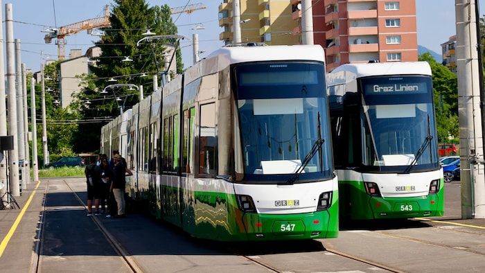 Die nächsten Flexity-Straßenbahnen warten in Eggenberg auf ihren Einsatz.