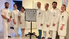 Im Klinikum Mistelbach: Primarius Dr. Sebastian Waldstein (4. v. re.) hat mit seinem Team.