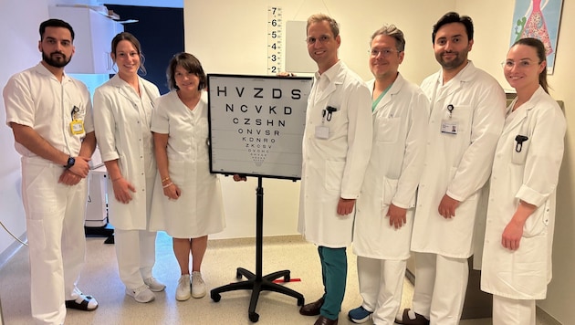 Im Klinikum Mistelbach: Primarius Dr. Sebastian Waldstein (4. v. re.) hat mit seinem Team.