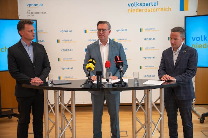 Matthias Zauner (ÖVP, M.) mit Primar Alexander Egger (re.) und Oberarzt Ronald Wielach.