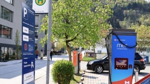 Auf diesem Supermarkt-Parkplatz, aber auch auf vielen anderen im Land, muss man beim Laden ...
