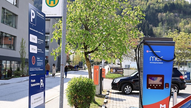 Auf diesem Supermarkt-Parkplatz, aber auch auf vielen anderen im Land, muss man beim Laden ...