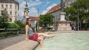Die Abkühlung im Brunnen ist bei über 30 Grad in der Stadt verlockend – jedoch nicht empfohlen.