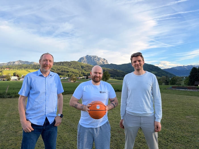 Neo-Gmunden-Headcoach Stefan Grassegger (M.) mit Obmann Peter Hütter (l.) und Sportchef Richard ...