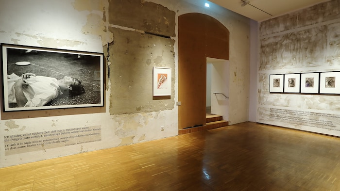 Ausstellungsräume, die der prekären Arbeitssituation von Günter Brus entsprechen