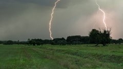 Dunkle Gewitterwolken türmen sich über Österreich auf – besonders im Süden und Osten drohen am ...