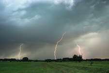 Die Unwetterzentrale warnt derzeit in weiten Teilen des Landes vor Gewitter und Hagel.