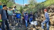 Die Teilnehmer bewegten für die erneuerte, rund 25 Meter lange Steinmauer knapp 60 Tonnen an ...